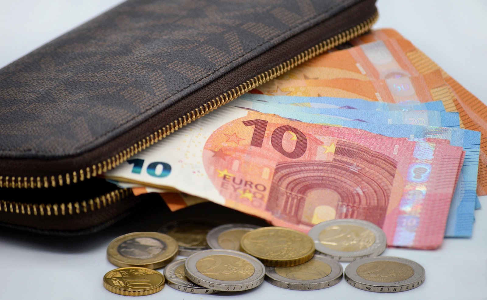💵 How to Stick to a Monthly Budget in the USA (2025 Guide for Consistent Saving)